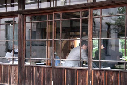 長善館の母屋での作業