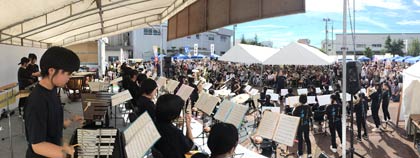  ステージイベントのトップバッターは小池中吹奏楽部