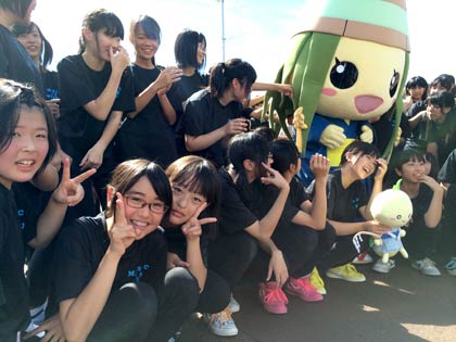 岩室温泉のゆるキャラ「いわねちゃん」と小池中吹奏楽部員で記念写真
