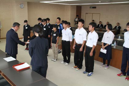 熊倉議長から子ども議員の委嘱状を交付