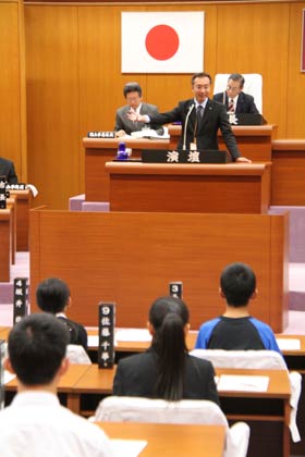 子どもたちの質問に答弁する国定市長
