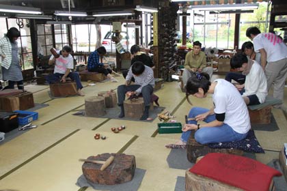 ぐい呑みの製作体験で黙々と作業を続ける参加者