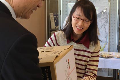 6日、道の駅国上のふれあいパーク久賀美で行われた料理コンクールで賞状と賞品を受け取る最優秀賞の瀬倉かえでさん