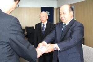 左から鈴木市長、ふじ環境保全株式会会長の繁信さんん、その長男で社長の藤吉さん