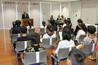 8日行われた燕市交通安全協会の平成25年度交通安全ポスターコンクールの表彰式