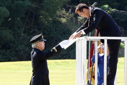  勤続報償を贈る国定市長