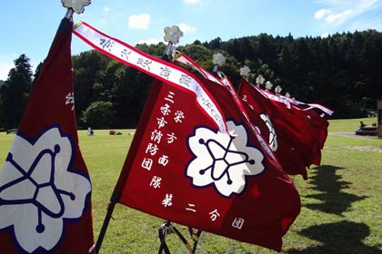 各分団の分団旗が風になびく