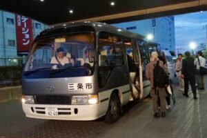 一時帰宅に同行して現地での片づけ作業などのボランティア活動を行う市民14人が福島県南相馬市に向けて出発