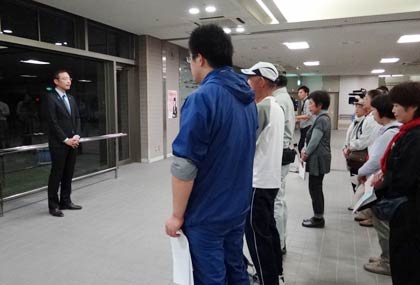  国定市長が見送りのあいさつ