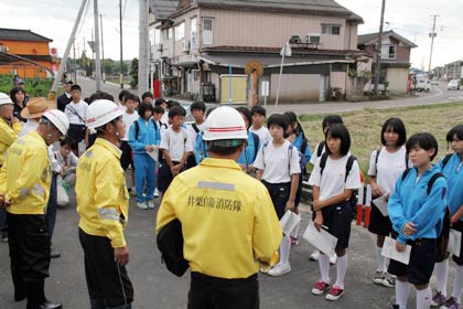 県防災教育プログラムモデル実践校に選定された三条第四中が全校生徒と地域が連携して水害を想定した避難訓練