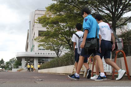 防災無線で避難勧告を聞いて第四中に避難する生徒