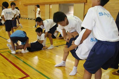 意識を失った人を運ぶ実技訓練