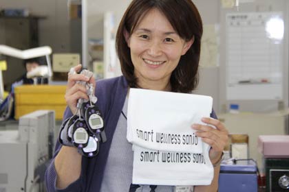 14日の三条マルシェで行う「マルシェ de ナンボ」で配布する歩数計と8,000歩以上の賞品のロゴ入りタオル