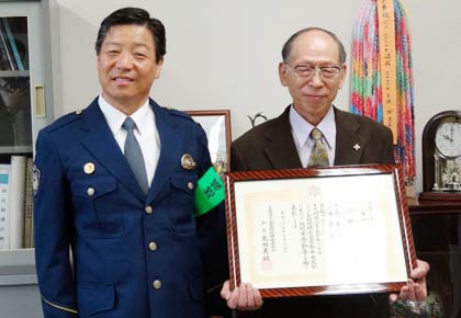 小林署長と全国防犯協会連合会防犯功労章（銅章）の伝達を受けた小林さん