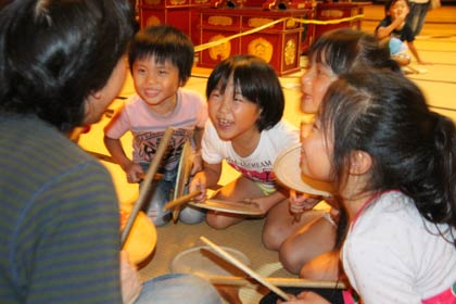 10日夜、本成寺で行われた本成寺万灯奉納会の太鼓の練習