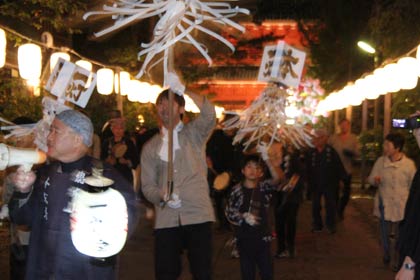 12日夜に行われた本成寺御会式の逮夜の万灯行列、一灯会のまとい