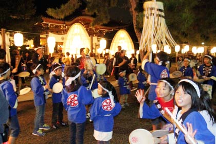 境内に戻っても太鼓が終わらない本成寺万灯奉納会の小若連