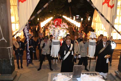  行列が本堂に戻って参拝