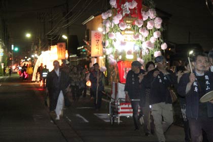  かつての桜土手を進む万灯