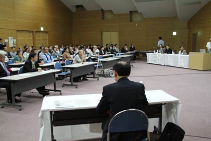  12日開かれた県央地域救急医療連絡協議会の県央地域の救急医療を守るシンポジウム