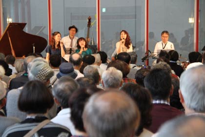 100人余りでぎっしりのロビー