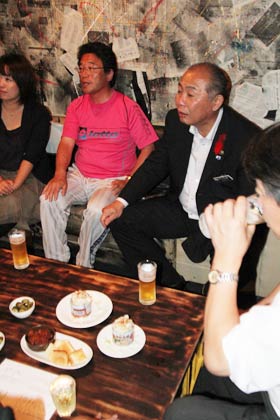 カンテツでサバサラを味わう三木市長（赤いシャツ）と大野市長（黒のジャケット）