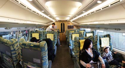 グリーン車の車内の見学に人気