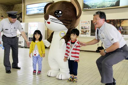  「SLばんえつ物語」キャラクターの「オコジロウ」の握手会と撮影会、時田駅長（いちばん右）も積極的にアテンド
