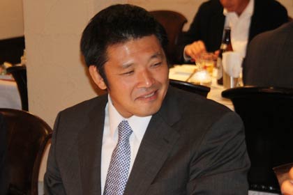 タグラグビー教室を指導する元ラグビー日本代表で日本ラグビーフットボール協会リソースコーチの野沢武史さん
