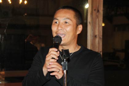 乾杯の音頭であいさつする森島さん