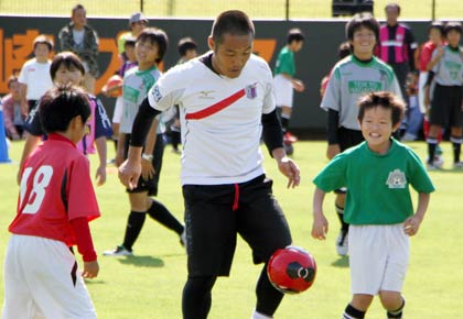 14日に三條機械スタジアムで開かれた「2013 ボールパーク・スポーツ・フェスティバル」でサッカー教室の指導をする森島さん