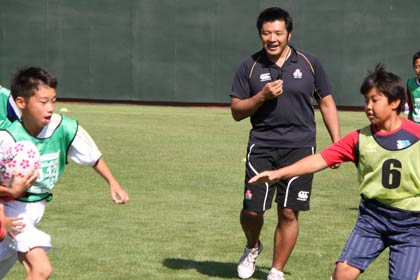 タグラグビー教室を指導する野沢さん