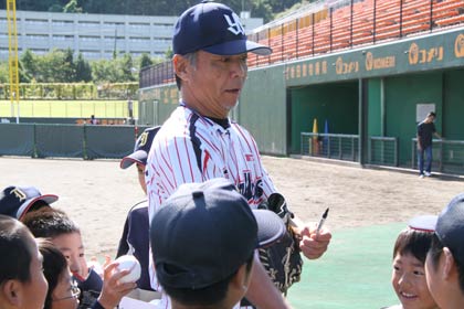 硬式野球教室を指導する芦沢さん