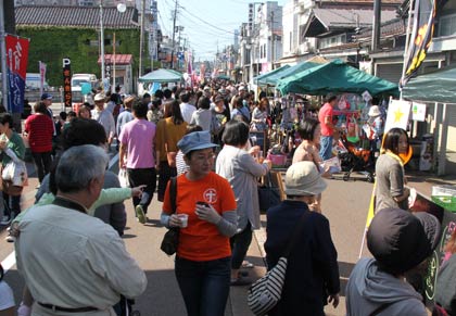  過去最多の9万8,000人の人出を集めた14日の三条マルシェ