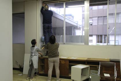15日の譲渡終了前の旧燕庁舎でブラインド取りはずしの作業する市民