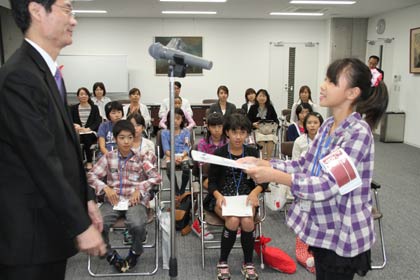 燕市の「広報つばめ」10月15日号とあわせてその「子ども版」が完成し、製作にあたった子ども記者の終了式