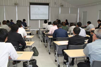 15日、三条東公民館で開かれた商品開発のワークショップ