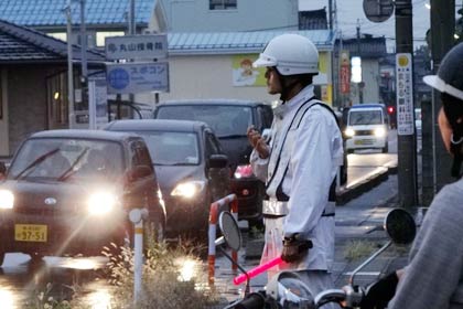 15日夜、街頭監視活動を行う三条署員