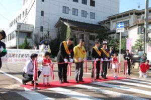 三条市のゾーン30オープニングセレモニーのテープカット