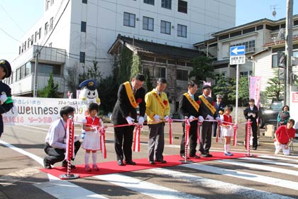 三条市のゾーン30オープニングセレモニーのテープカット