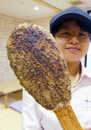 「食欲の秋」として直売所で販売する下田地域の名物「ひこざえん」は、顔も隠れるほどのビッグサイズ
