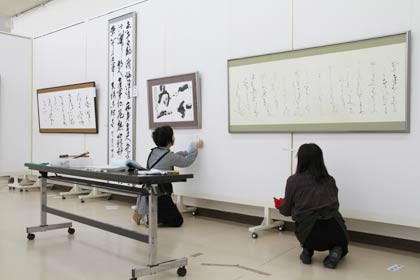 19日から23日まで三条市体育文化センターで開かれる第9回三条市美術展の展示作業が進む