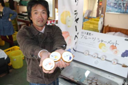 ロードサイドショップでフルーツシャーベットを販売するマルショウ田沢農園の田沢さん