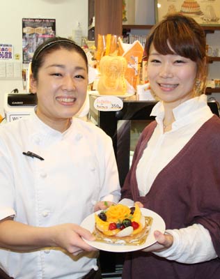 左が「トゥジュール」の五十嵐さん、右が「柿のタルト」にカービングを施す坂井さん