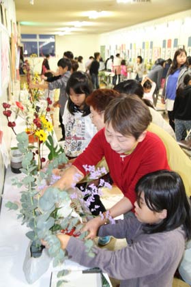  19日の前に18日夕方会場で生け込みを行う「わくわく文化未来塾」の生け花教室を受講する小中学生