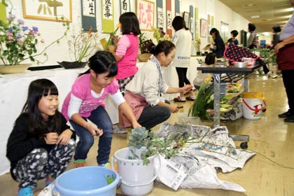 19日の前に18日夕方会場で生け込みを行う「わくわく文化未来塾」の生け花教室を受講する小中学生