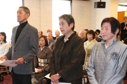 左から写真・渡辺義雄賞の梨本清一さん（東本成寺）、工芸・鶴巻三郎賞の高橋千枝子さん（石上3）、日本画・岩田正巳賞の金子嘉子さん（南四日町2）