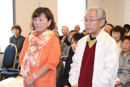 左から書道・優秀賞の坂田鵬遊さん（直江町３）、洋画・優秀賞の関川秀夫さん（興野３）、それと彫刻・優秀賞の田野学さん（燕市）は欠席