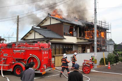  燕市八王寺の住宅で火災