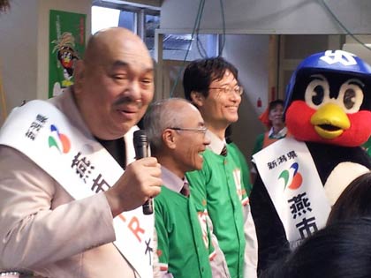 表参道・新潟館ネスパスで開かれている「ときめき秋の陣 Part 5」の会場に燕市PR隊鳥(長)のつば九郎と、燕市PR大使のキラー・カンさん、間に鈴木市長